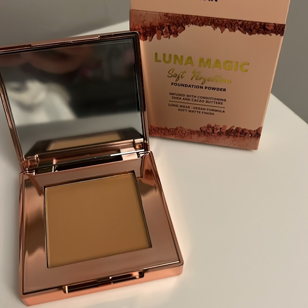 New in Box Luna Magic Foundation Powder, Tan